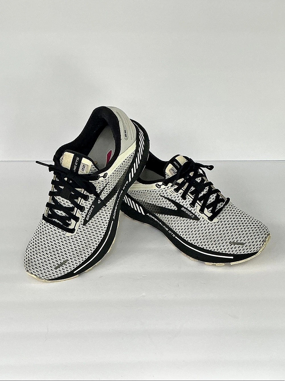 Brooks Adrenaline GTS 22 Athletic Shoes Gray & Black US 9 D